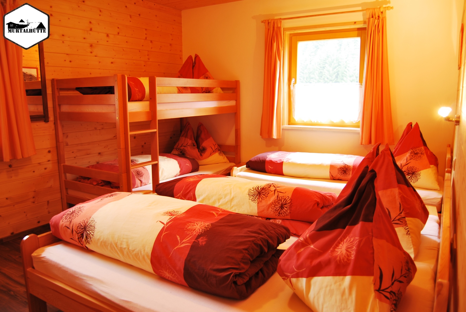 Gemütliche Schlafzimmer mit viel Holz und hochwertigen Matratzen sichern besten Schlaf in Pollenfreier und Allergikergeeigneter Höhenlage.