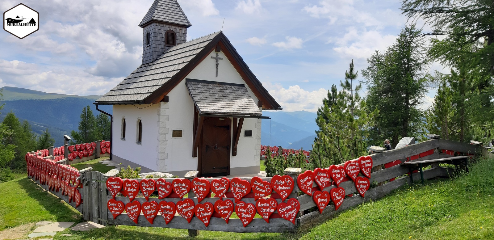 Neben der Gamskogelhütte gibt es eine besondere Kapelle, wo sich viele Paare vermählen bzw. darin Heiraten. Auf 1.800m in traumhafter Aussichtslage Heiraten ist für viele Paare ein ganz besondere Moment in deren Leben.