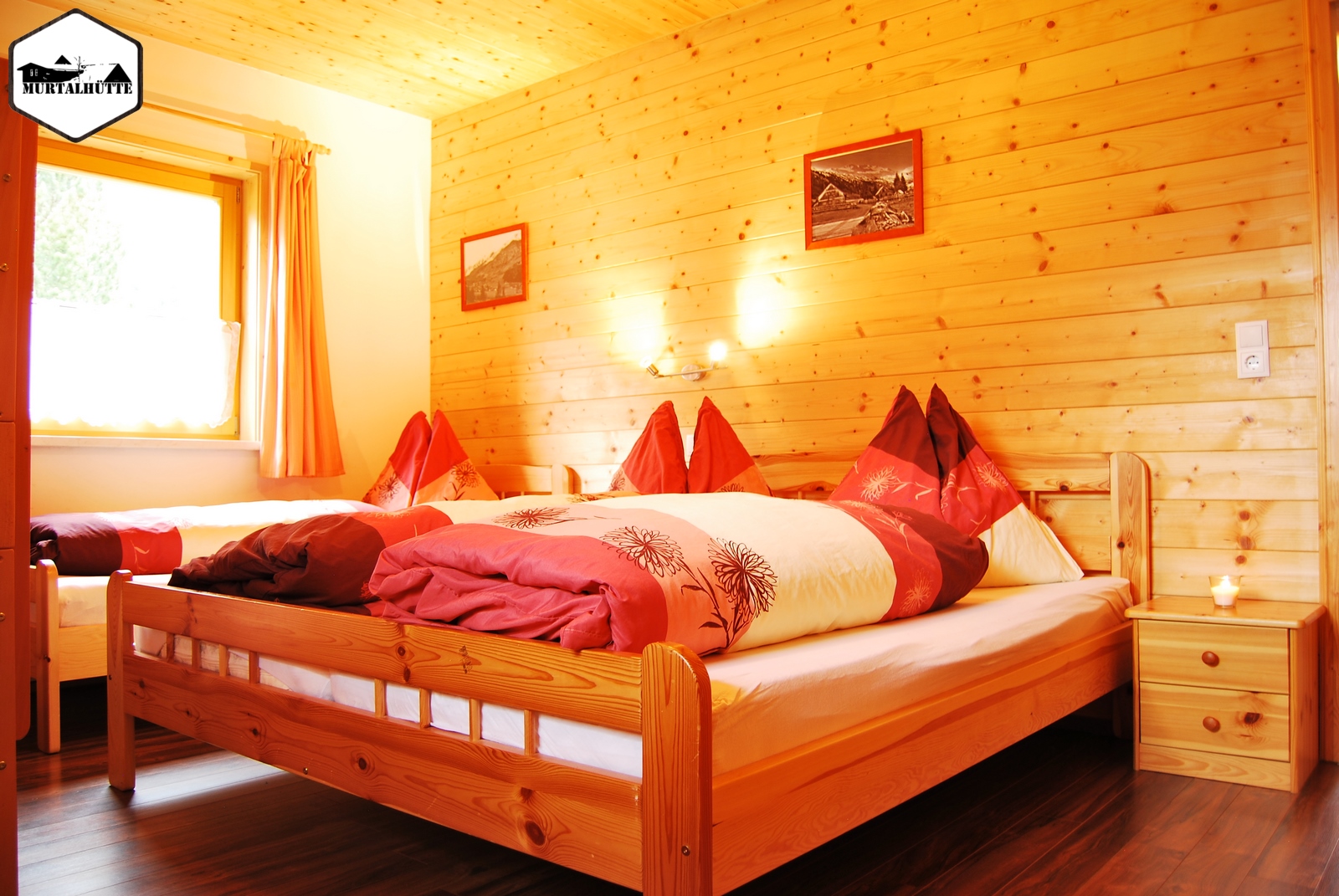 Gemütliche Schlafzimmer mit viel Holz und hochwertigen Matratzen sichern besten Schlaf in Pollenfreier und Allergikergeeigneter Höhenlage.