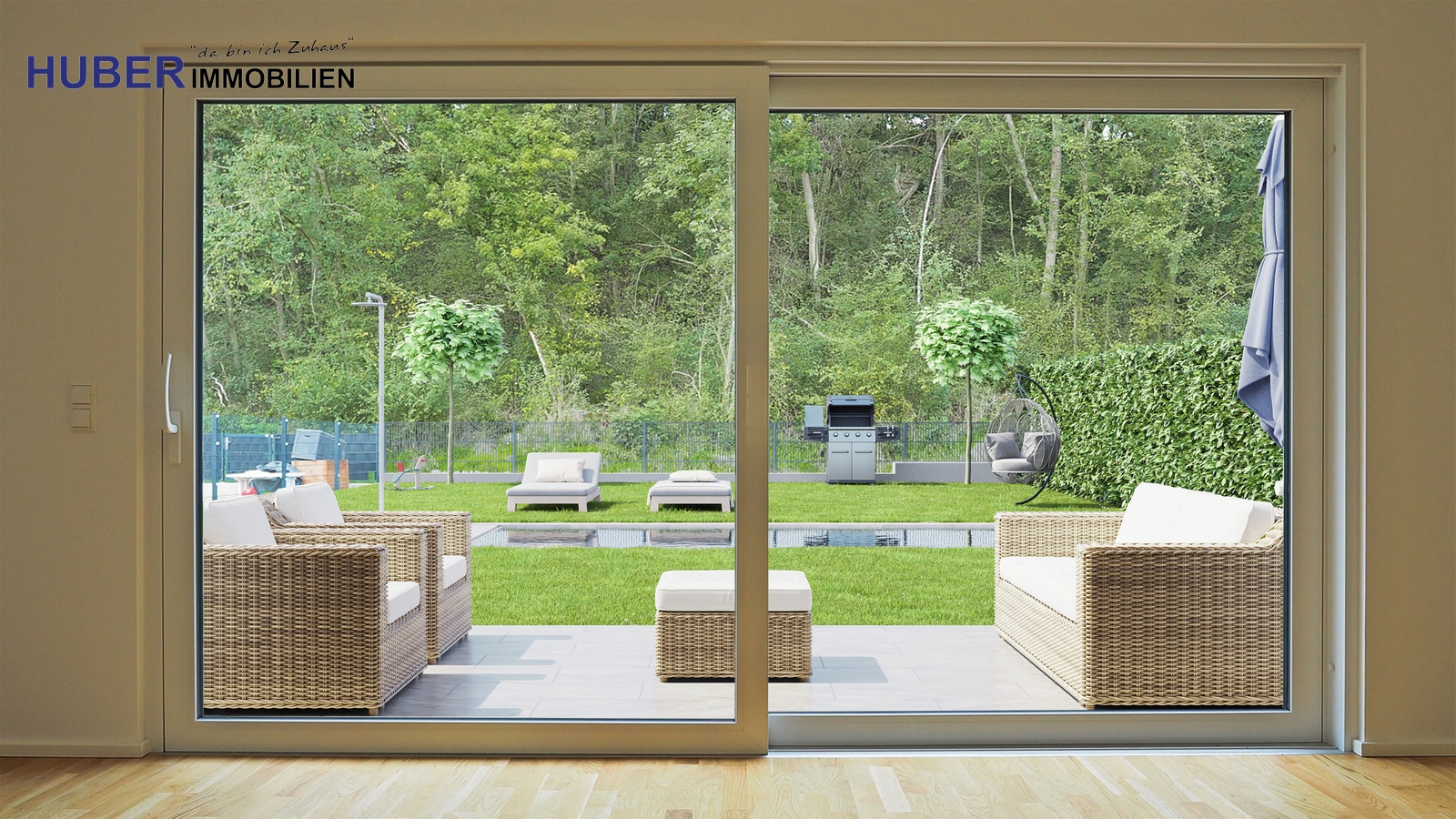 Blick vom Wohnbereich in den Garten. Garten ist visualisiert (Möbel, Pool, Gartenzaun)