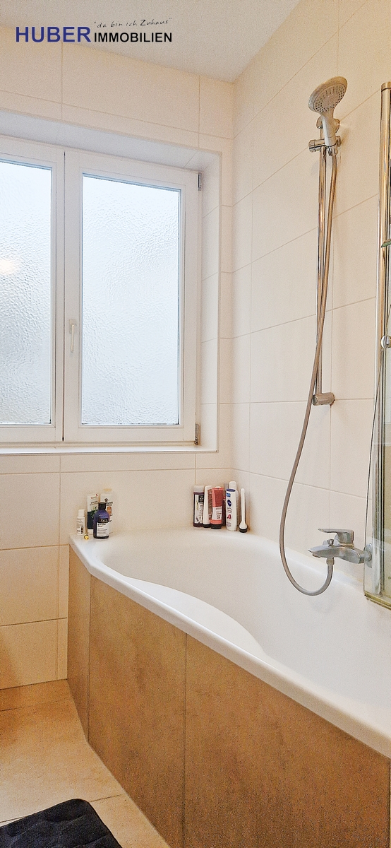 Bad mit Fenster und Wanne/Duschvorrichtung