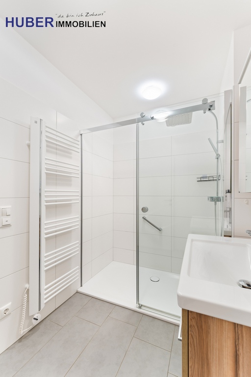 große bodentiefe Glasdusche